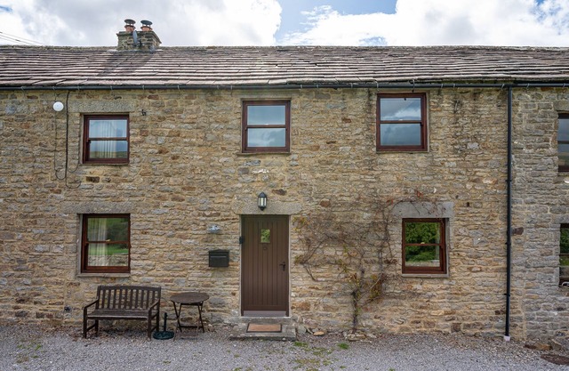 Dog friendly holiday home for 4 people, breath taking scenery, WiFi & only a short walk to the pub.