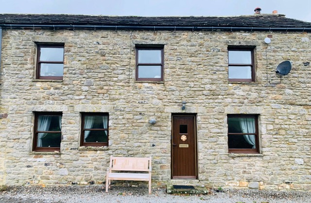 Dog friendly holiday home for 4 people, breath taking scenery, WiFi & only a short walk to the pub.