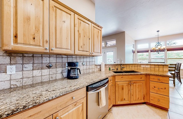 Dog-friendly home with grill, patio, foosball table, fireplace, & streaming