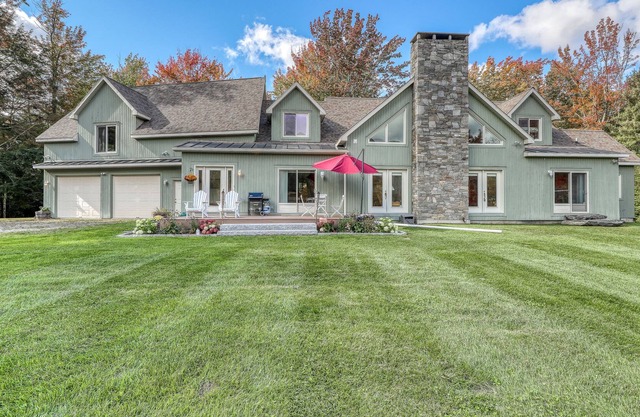 Dog-Friendly Home 1/4 of a Mile from Magic Mountain Lifts w/ Gorgeous Ski Views