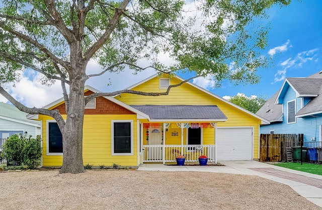 Dog-friendly home - game room, enclosed yard - walk to downtown & Alamodome