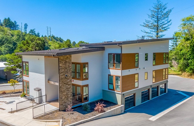 Dog-friendly home near the ocean with fireplaces, grill, balcony & deck