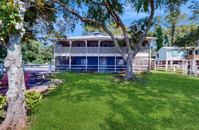 Dog friendly home overlooking the Gulf with classic veranda, yard & sunrise view