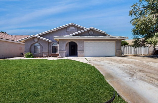 Dog-friendly home with beautiful patio, bikes and central AC and Marina access