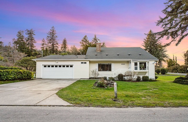 Dog-friendly home with Siuslaw River views, fireplace & WiFi - near beach & town