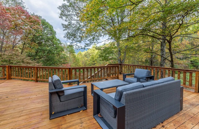Dog-friendly home with WiFi, private washer/dryer, grill, hot tub, firepit