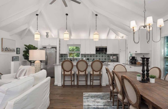 Dog Friendly, Hot Tub, Walk to Beach!