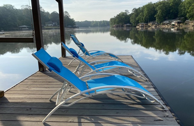 Jackson Lake front! Dog-friendly, game room, Fire pit, king beds