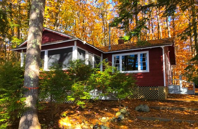 Dog-friendly lakefront cottage - private dock, fireplace, canoe, kayaks & views