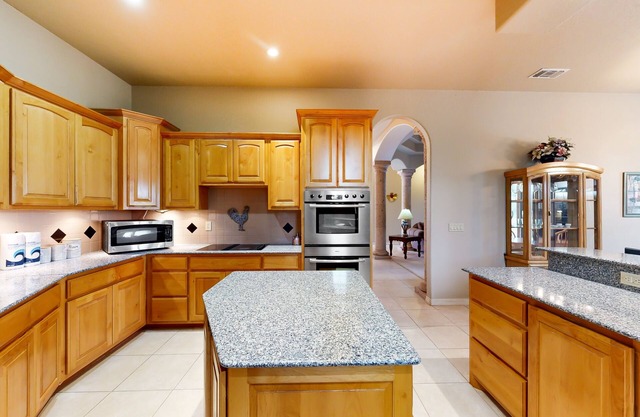 Dog-friendly luxury home with private pool, fireplaces, home theatre, grill, W/D