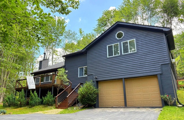 Private & pet-friendly mountain escape with fenced-in yard ✺ 2 miles to resort