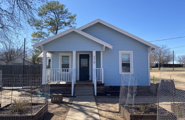 Dog friendly NON SMOKING Cottage 1 block from Town Square