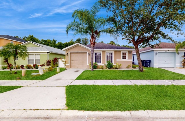 Dog-friendly, private pool , central AC, full kitchen, WiFi, Snow-bird friendly