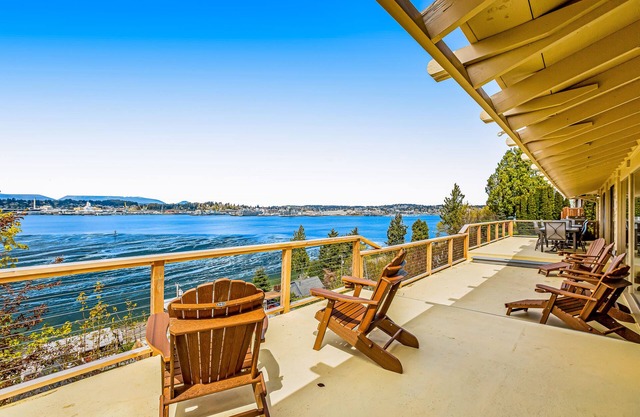 Dog-friendly retreat - huge deck w/ panoramic sound views & jetted tub