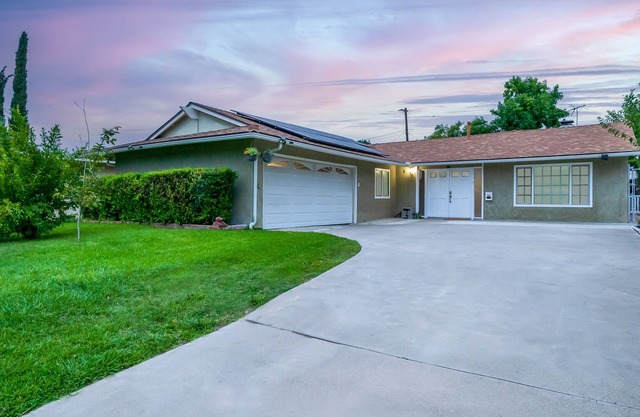Dog-friendly retreat near Disney with enclosed yard, cornhole, central AC, & W/D