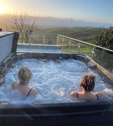 Dog friendly, Roof top hot tub, Panoramic views.