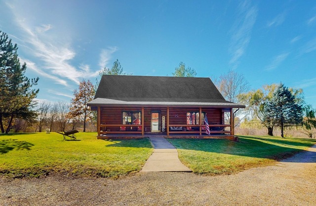 Dog-Friendly Rural cabin and loft with foosball table, W/D, near-by golf, WIFI