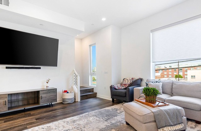 Dog-friendly San Pedro home with deck, outdoor kitchen, AC, & washer/dryer