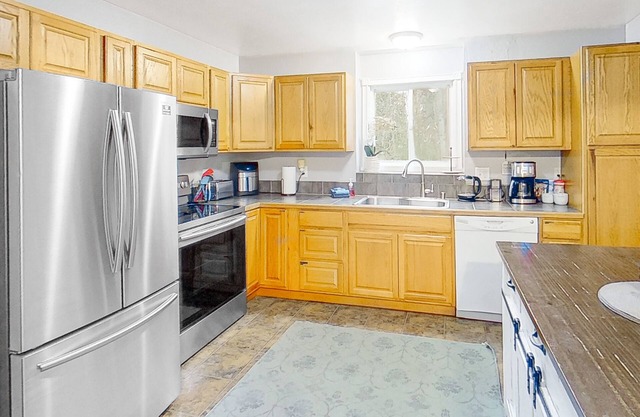 Dog-friendly serene mountain retreat with W/D on-site & nearby hiking trails