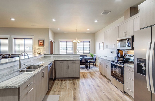 Dog-Friendly Shelley Townhome w/Private Hot Tub!