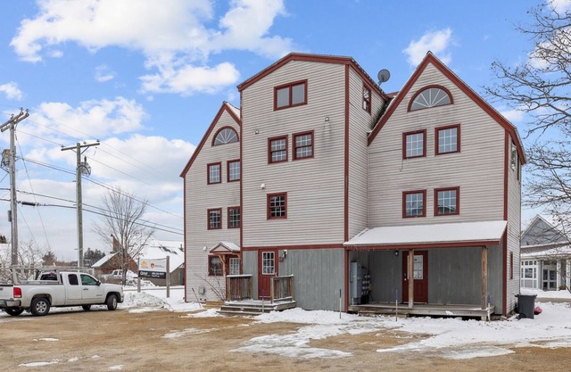 DOG FRIENDLY! Simple and Cozy Apartment Just Mins to Loon Mountain and Waterville Valley by RedAwning