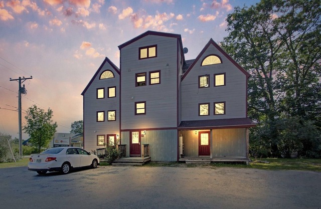 DOG FRIENDLY! Simple and Cozy Apartment Just Mins to Loon Mountain and Waterville Valley by RedAwning