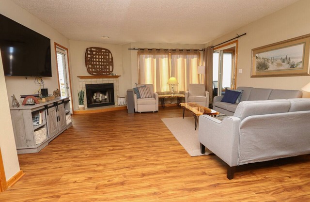 Dog-friendly Soundside 2 BR condo w/community pool and sound access