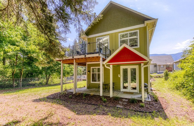 Dog-friendly studio with river view, patio, grill, & shared W/D