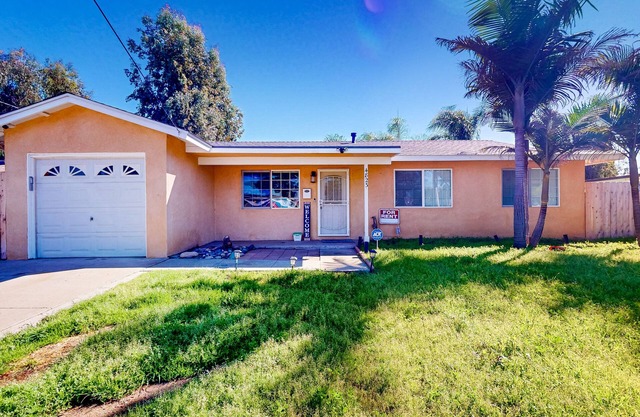 Dog-friendly sunny duplex with pool, foosball, games, alfresco dining, & AC