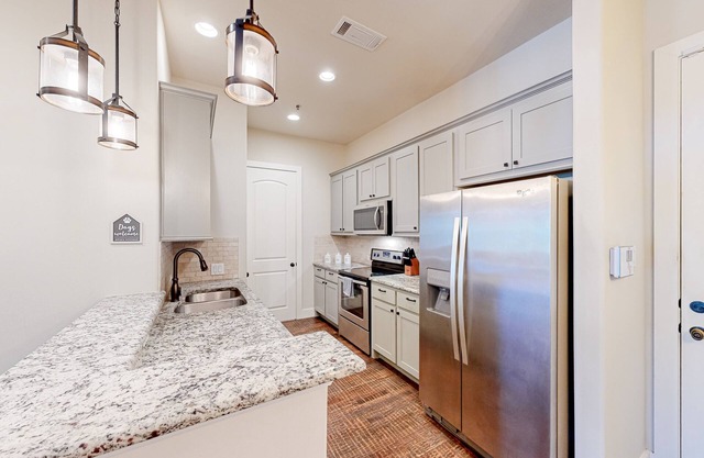 Dog-friendly townhouse near downtown & dog park with 2 balconies, W/D, & AC