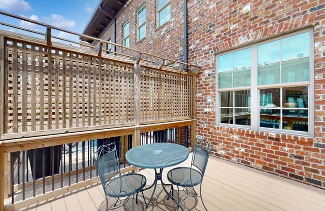 Dog-friendly townhouse with modern kitchen, balcony, garden tub, & central AC