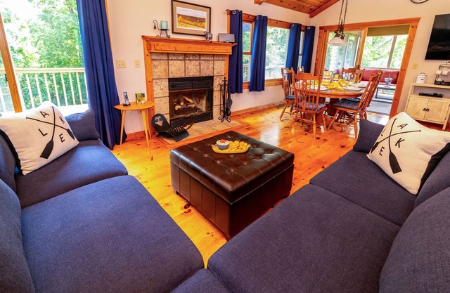 Dog Friendly, 3Bd/3Ba, Fire Pit, Screened Porch with Great Bluebird Views!