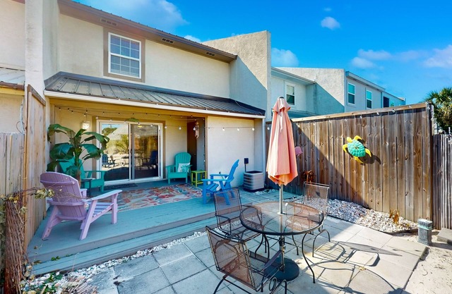 Dog-friendly townhouse near the beach with patio, W/D, hammock, balcony, & AC