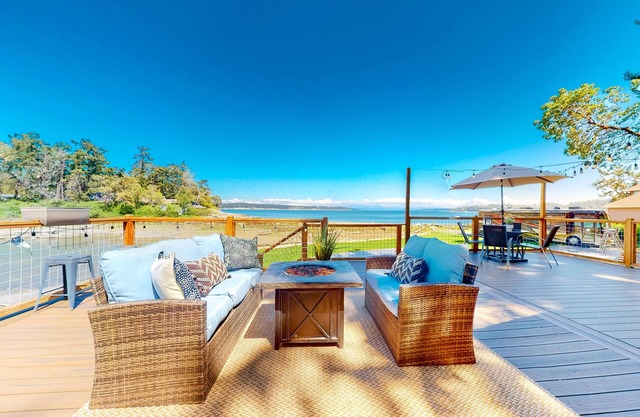 Dog-friendly, waterfront dream home w/ furnished deck & kayaks