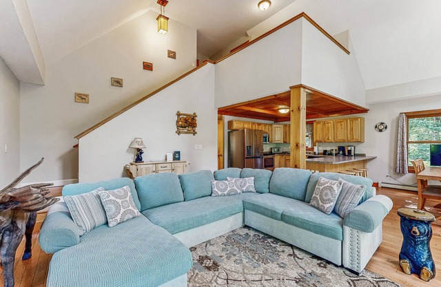 Dog-friendly wilderness retreat with game room, jetted tub, fireplace & deck