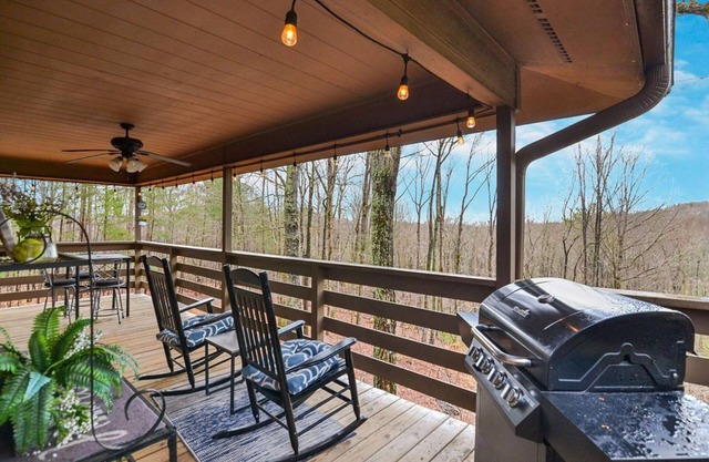 Dog friendly with a great view and fire pit! Hot tub!2 bed cabin