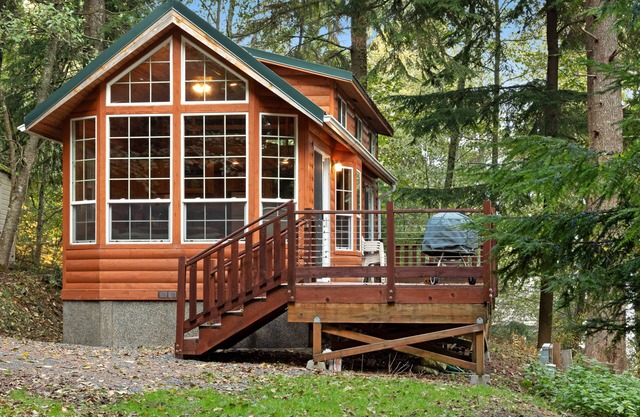 Dog-friendly wood cabin with full kitchen & free WiFi near the water