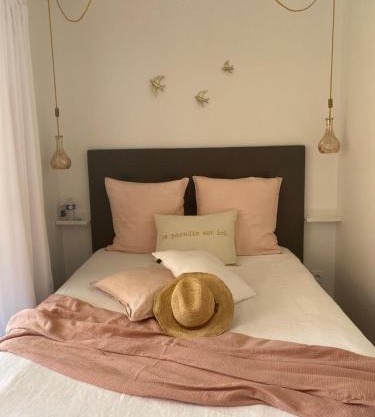 Dolce-Vita appart 3 étoiles, climatisé , 50M de la mer et aux portes de Menton ,parking gratuit
