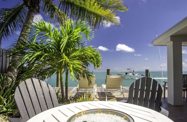 Dolfan Oceanfront Cottage Direct oceanfront with 50 ft of dockage and jacuzzi