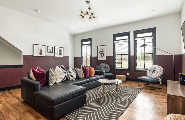 Dolly & Underwood by AvantStay | 2 Unit Buyout w/ 8BR in Heart of Nashville