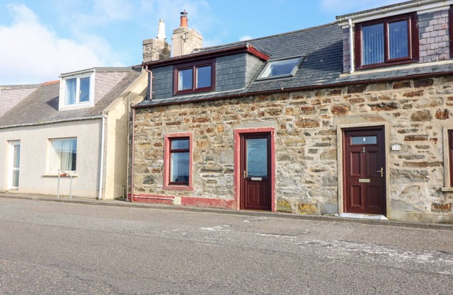 DOLPHIN COTTAGE, pet friendly, character holiday cottage in Banff