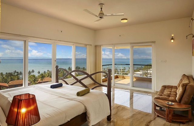DELFINES HEIGHTS, con vista al mar villa con una piscina infinita privada