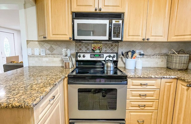 Dolphin Inn 5 minutes from Englewood beach Ask about discount for 30+ day stays!