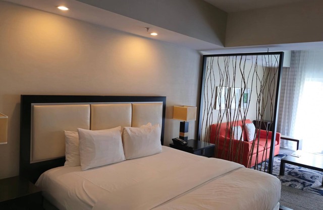 Dolphin Mall, Convenient King Studio with Lanai