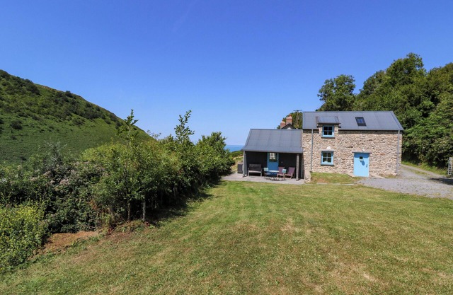 DOLWYLAN BARN, pet friendly, character holiday cottage in New Quay