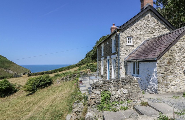 DOLWYLAN COTTAGE, pet friendly, character holiday cottage in New Quay