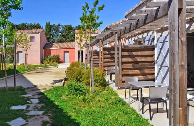 Domaine de Bacchus-Séjour+Galerie 4 pers by Interhome