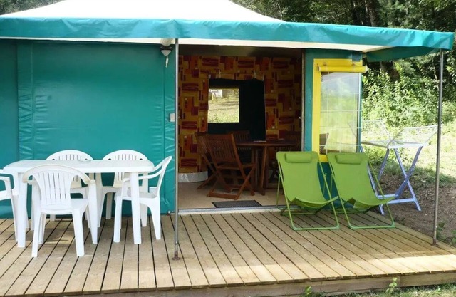 Domaine de Corneuil *** - Tent Kanada Comfort with shower cabin and toilet 5 people