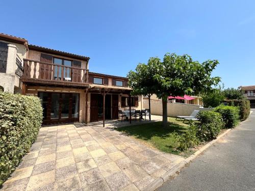 Domaine de vacances à 600m de la plage, villa climatisée 3 chambres 7 couchages WIFI animations piscines en suppléments LRTAMJ36