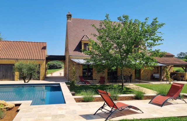 DOMAINE DU ROZEL, 6 people, swimming pool, 12km from SARLAT